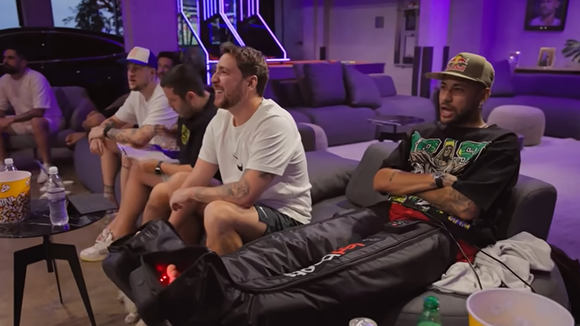 Neymar durante el vídeo en su canal de YouTube Neymar durante el vídeo en su canal de YouTube