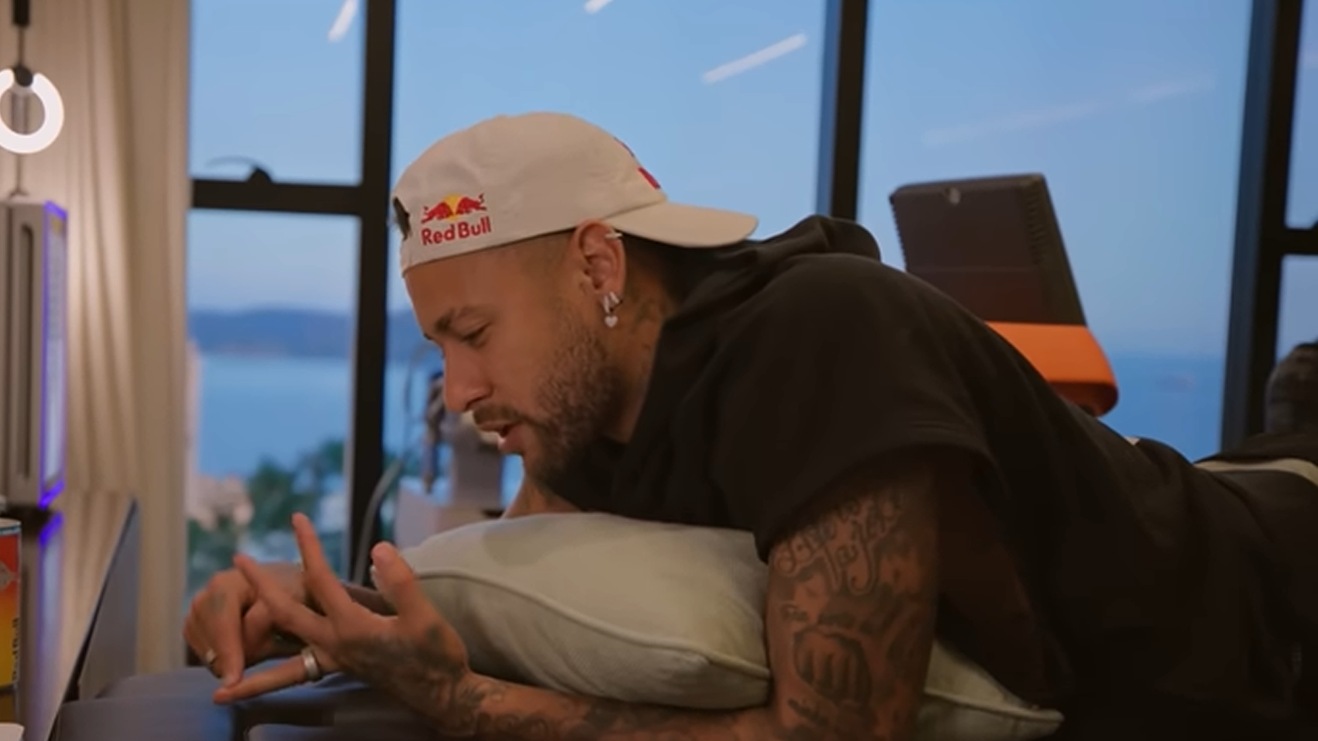 Neymar durante el vídeo en su canal de YouTube