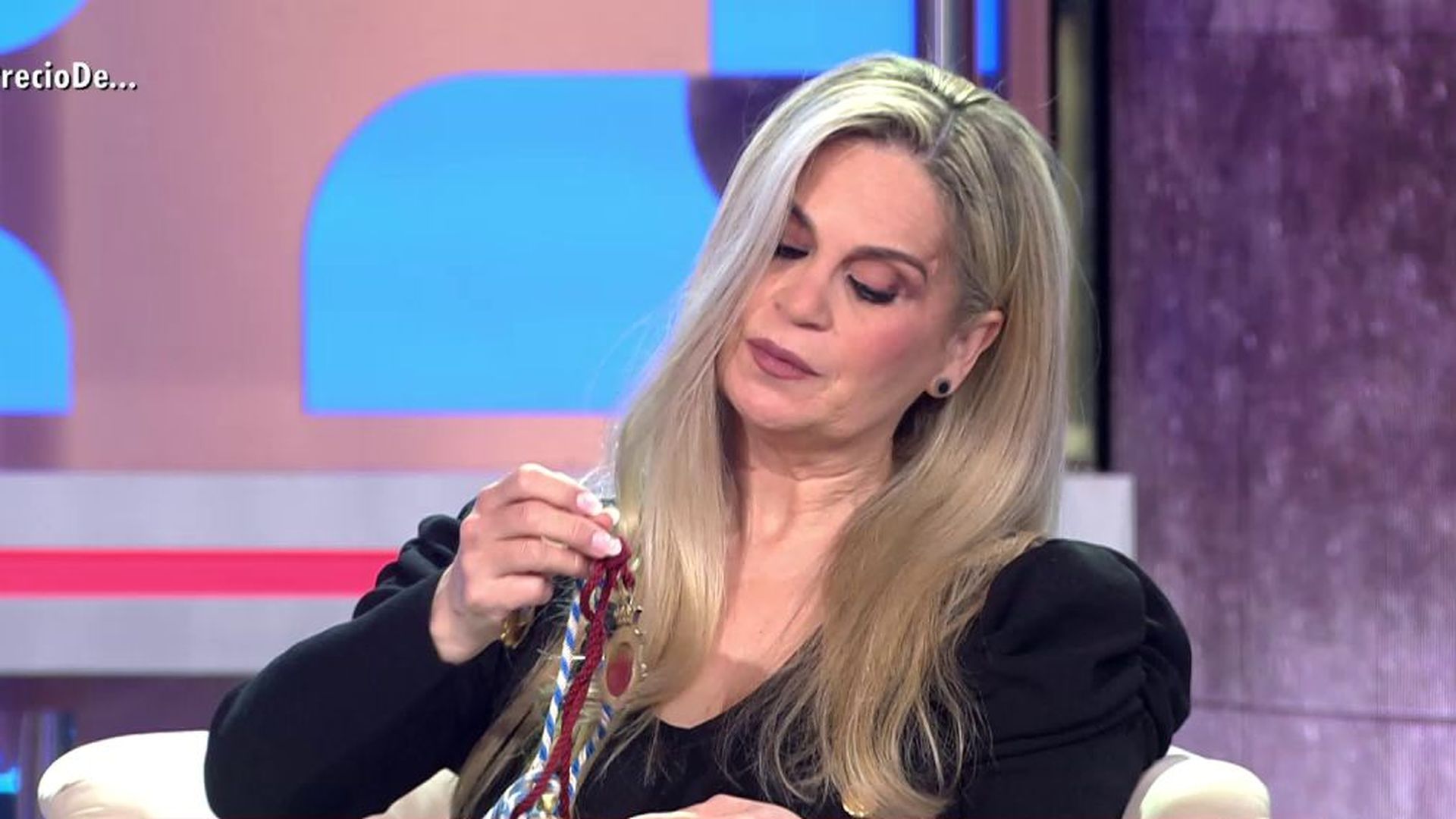 Pepi Valladares muestra los objetos personales que tiene de Julián Muñoz y se compromete a dárselo a su familia