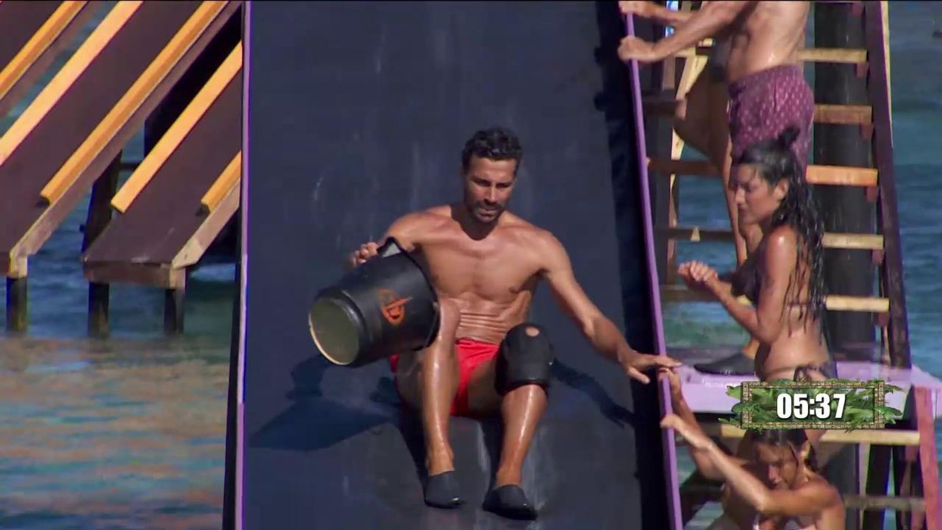 'Playa Victoria' se enfrenta con mucha energía a un juego de recompensa para conseguir una bandeja de torrijas