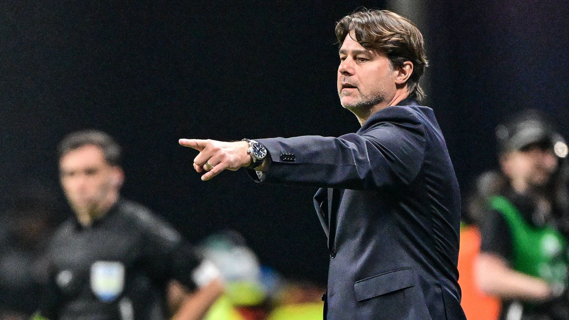 Pochettino da indicaciones a sus jugadores en un partido de Estados Unidos