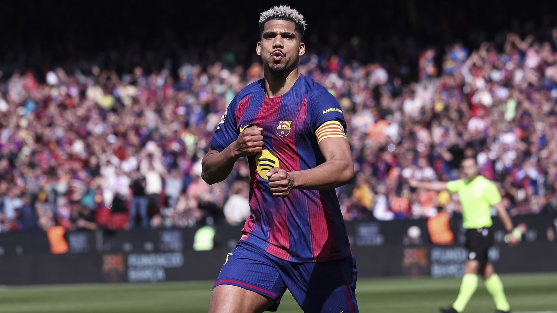Ronald Araújo celebrando un gol durante un partido del FC Barcelona esta temporada
