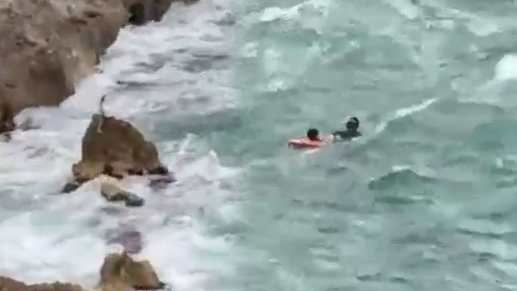Un guardia civil se juega la vida al rescatar a un bañista atrapado en unas rocas por el fuerte oleaje en una playa de Melilla