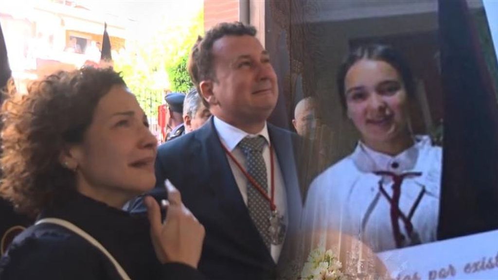 La Virgen de los Dolores porta la medalla de Sandra Peña en un conmovedor homenaje en Sevilla