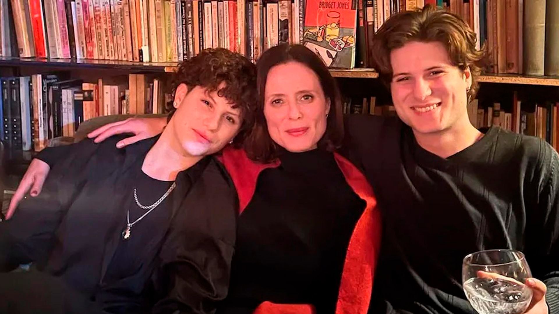 Aitana Sánchez Gijón, posando con sus dos hijos, Bruna y Teo, que son artistas como ella