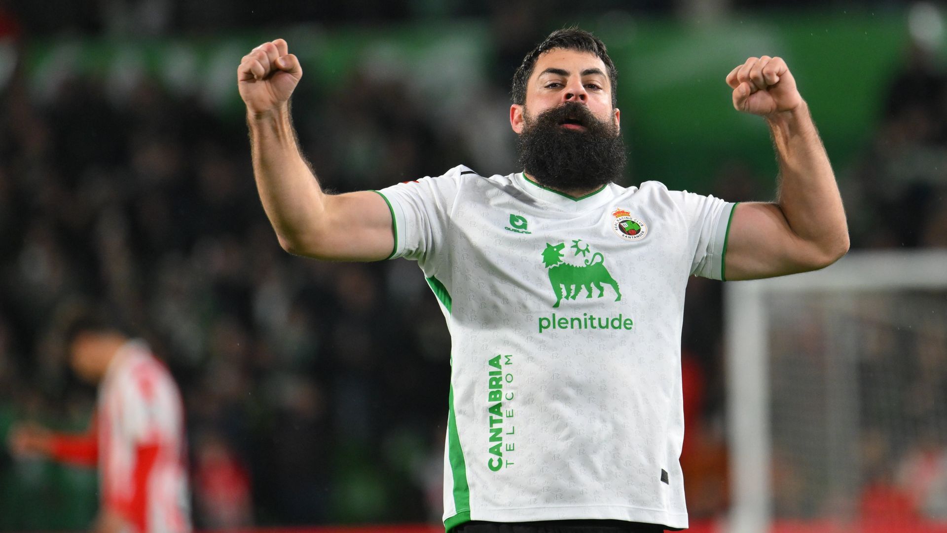 Asier Villalibre celebra uno de los goles con el Racing al Sporting.