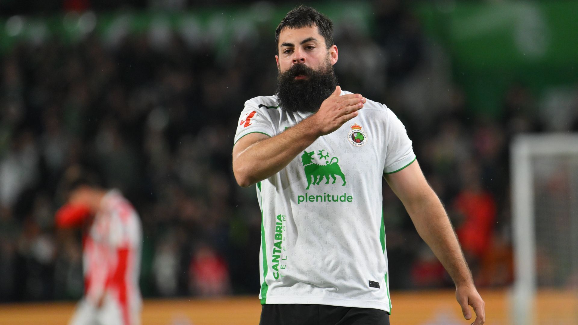 Asier Villalibre celebra uno de los goles con el Racing al Sporting.