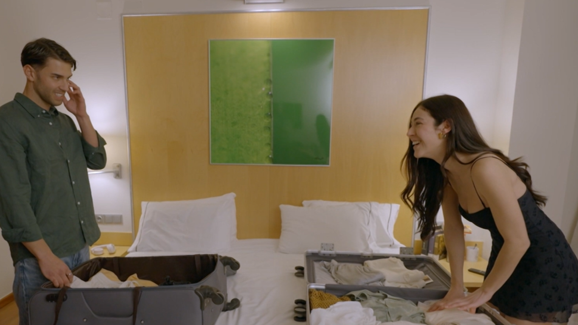 Julia le da a Luis una foto de sus dos perritas: “Para que te acuerdes de lo que tenemos fuera”