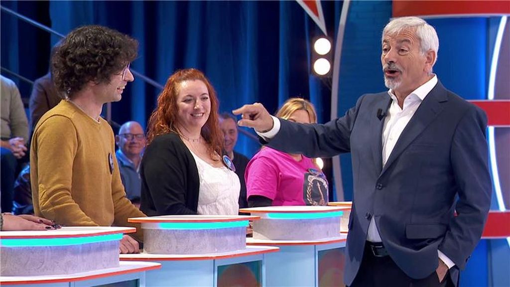 Carlos Sobera "cataloga" de "rarito" a un concursante al conocer a su mascota