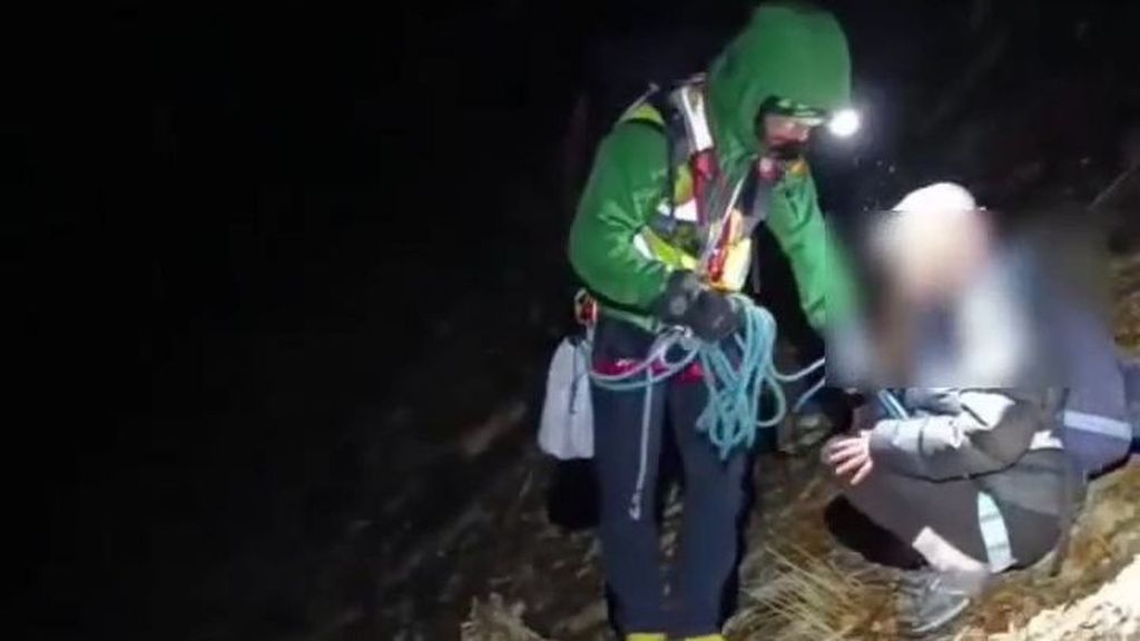 El complicado rescate a dos senderistas en Huesca tras saltarse una prohibición de acceso: con cuerdas, fuerte viento y nieve