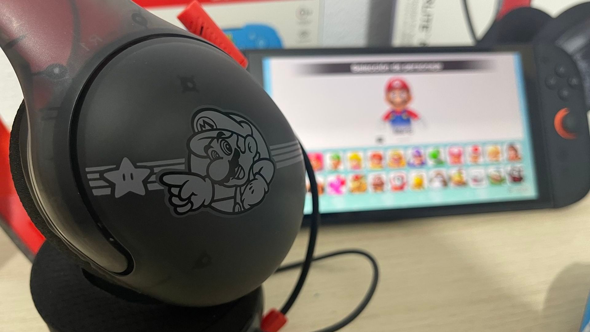 El detalle de Mario señalando la estrella es el destello artístico de los auriculares Airlite Fit