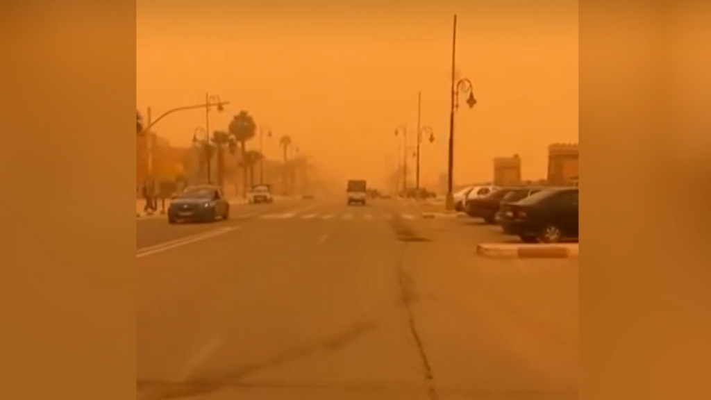 El enorme muro de polvo sahariano que se ha levantado en la frontera entre Argelia y Mauritania