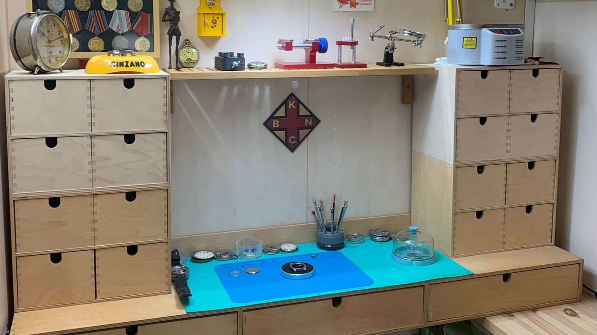 El taller de Pedro, en una habitación de su domicilio