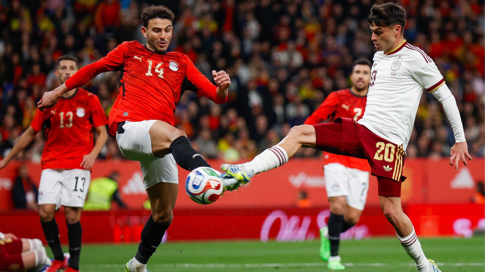 Hamdi Fathi y Pedri en el España-Egipto