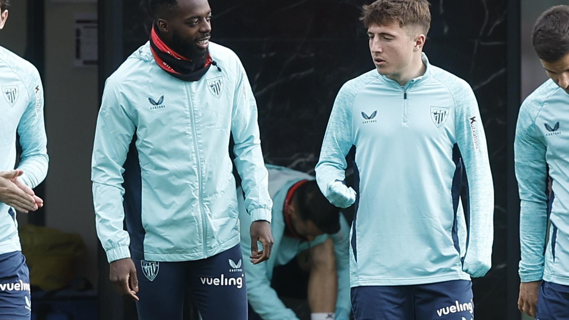 Iñaki Williams y Mikel Jauregizar hablan en un entrenamiento en Lezama