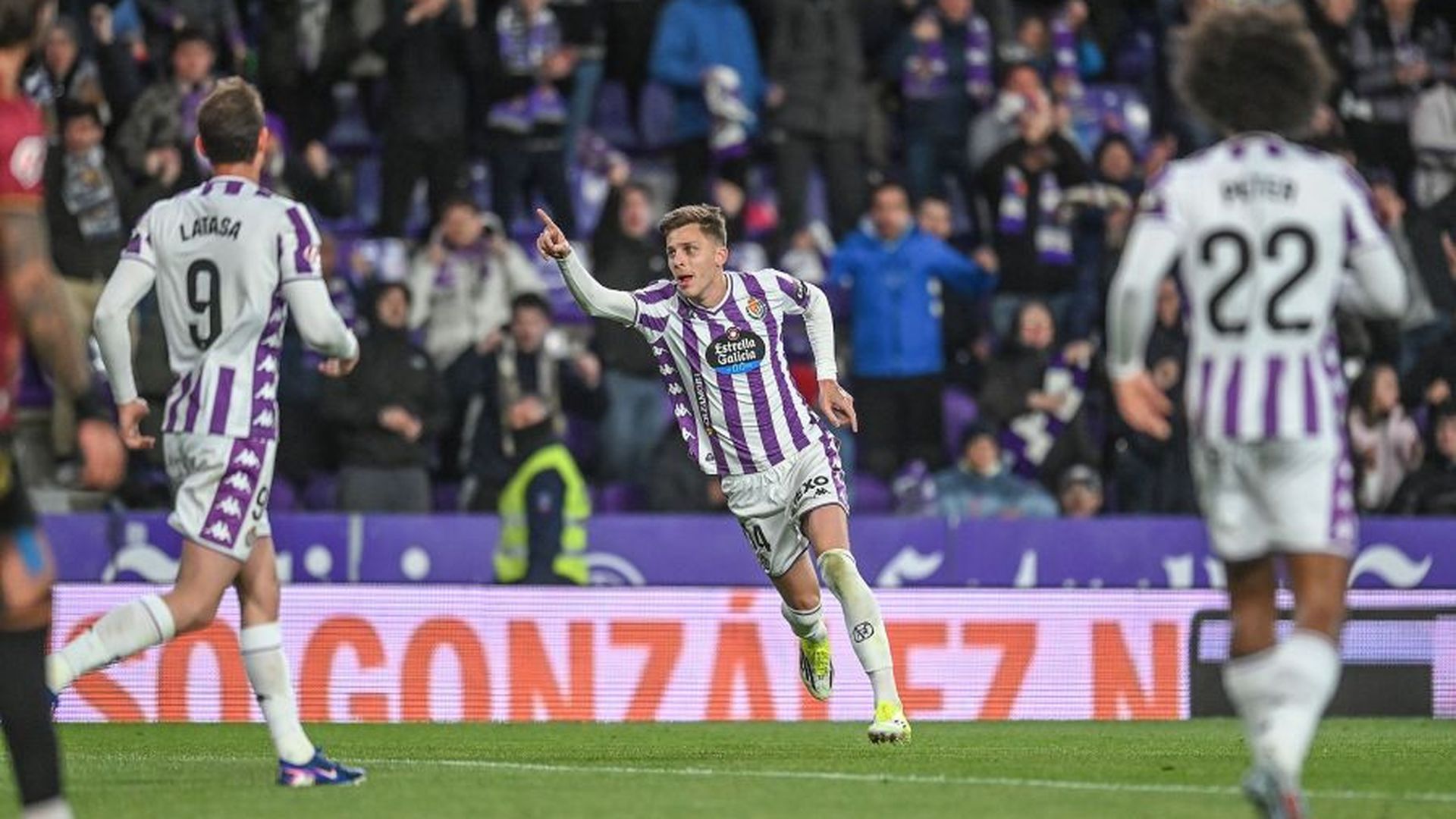Iván Alejo celebra su gol al Cádiz