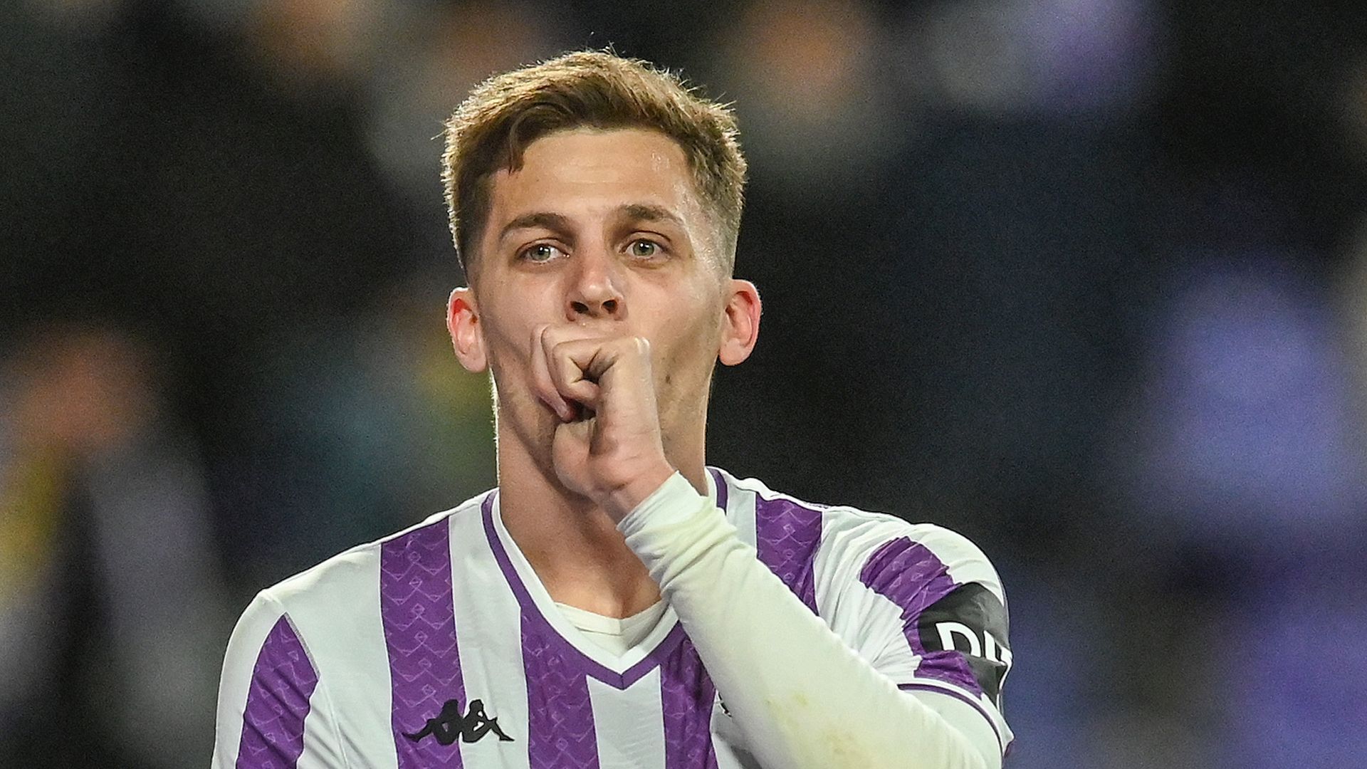 Iván Alejo celebra su gol con el Real Valladolid al Cádiz.