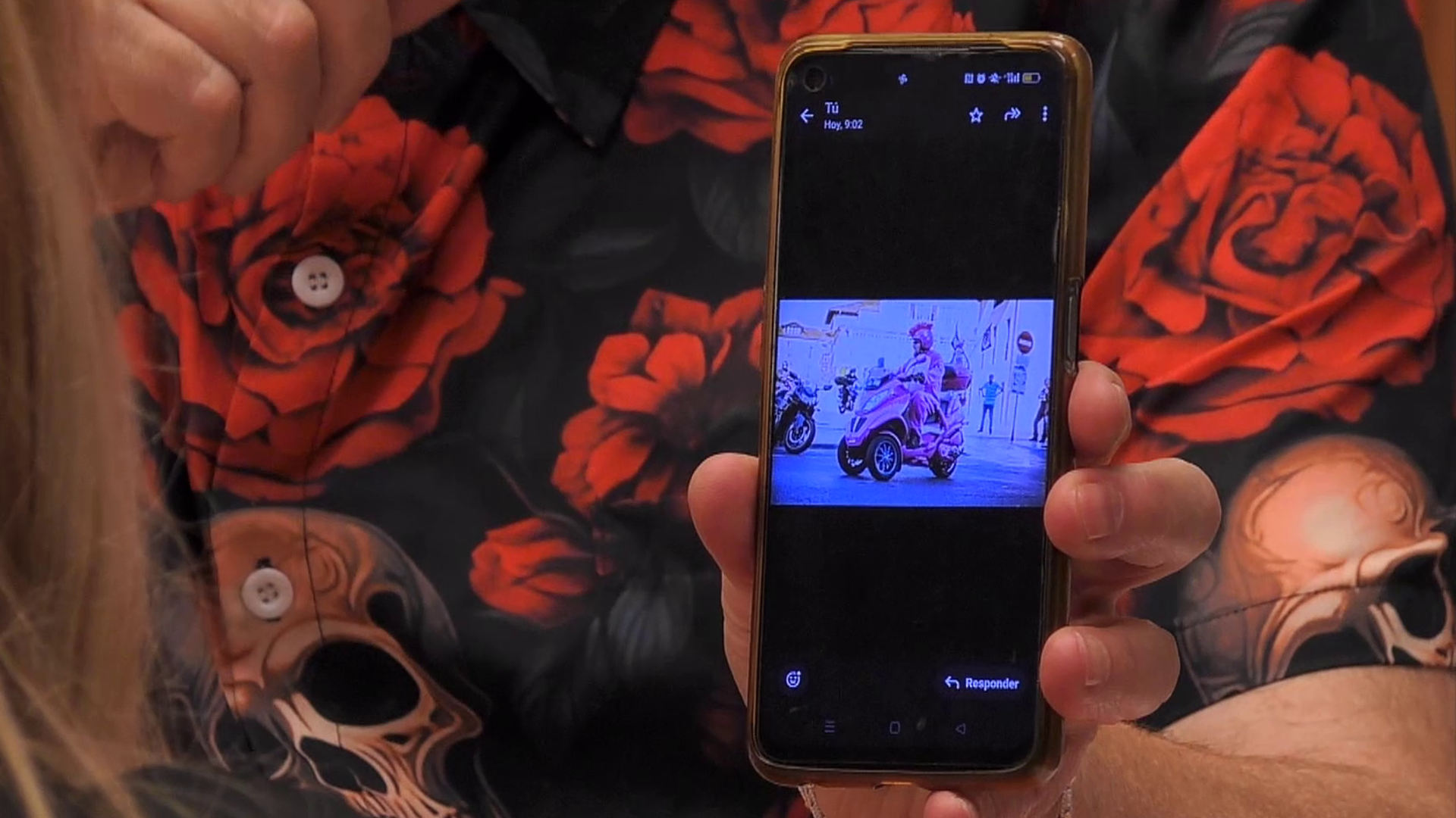 Javi le ha enseñado una foto de su moto tan única durante su cita en 'First Dates'