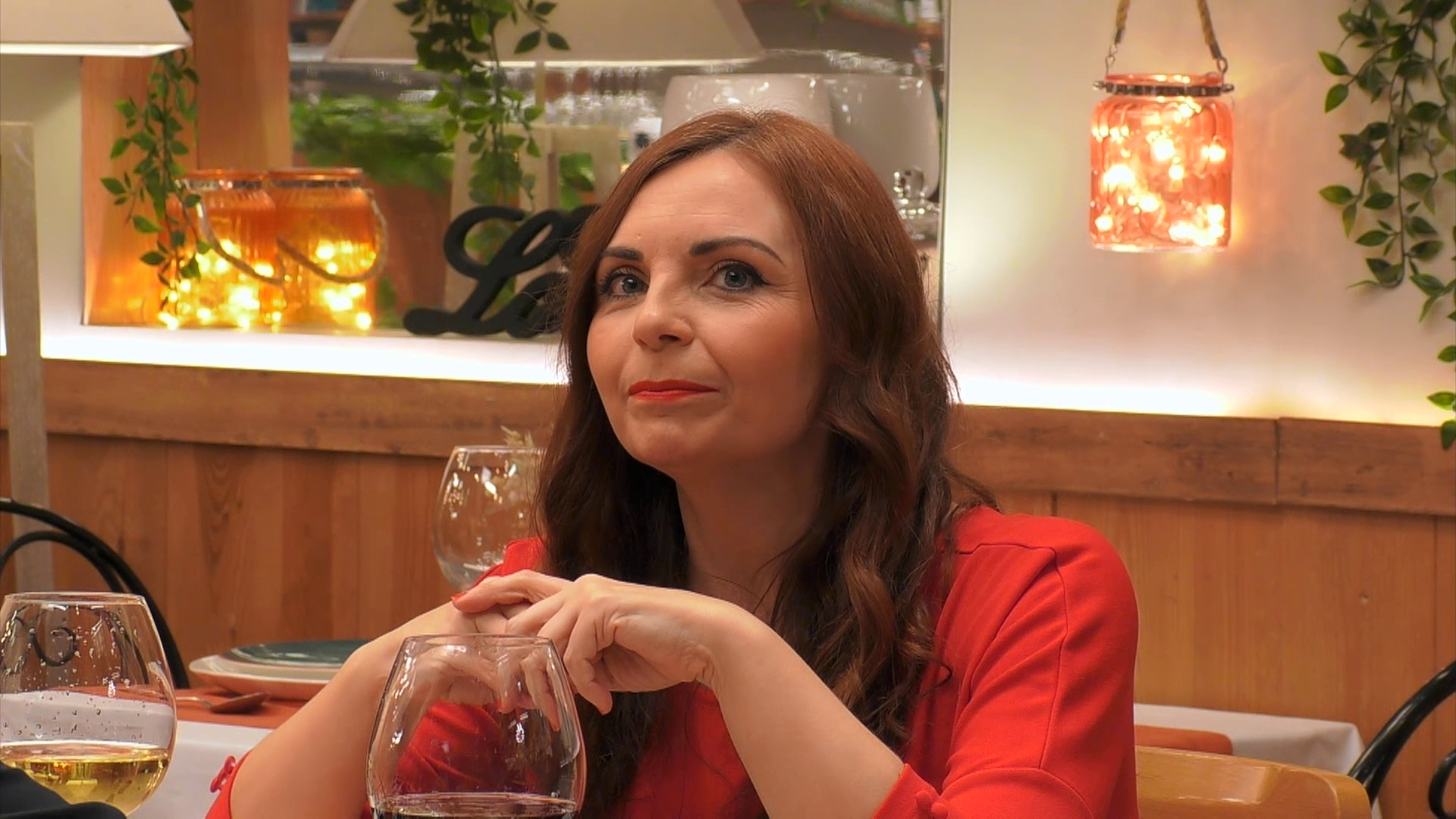 La reacción de una soltera de 'First Dates' al escuchar una adivinación de su cita, que es vidente: 