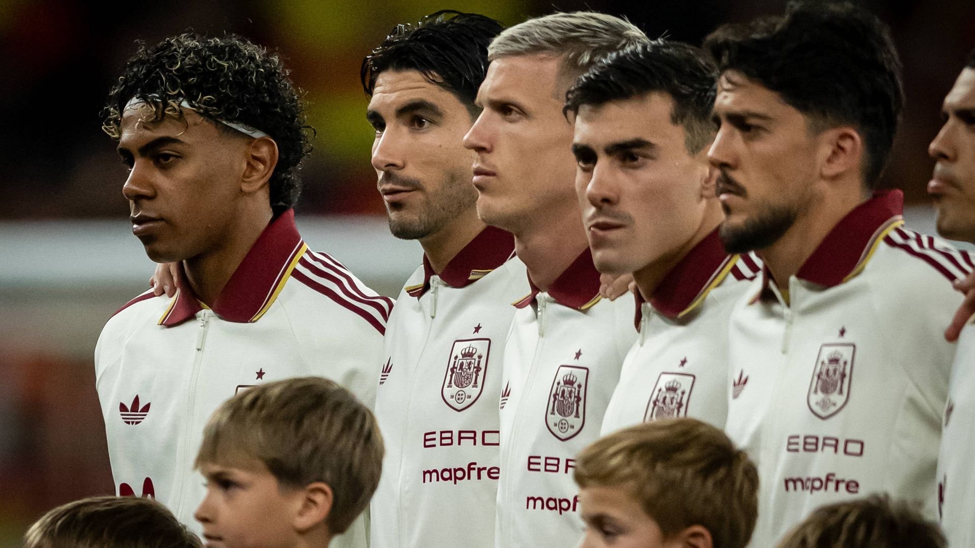 Lamine Yamal, junto a sus compañeros de La Roja en el partido amistoso contra Egipto en Cornellà