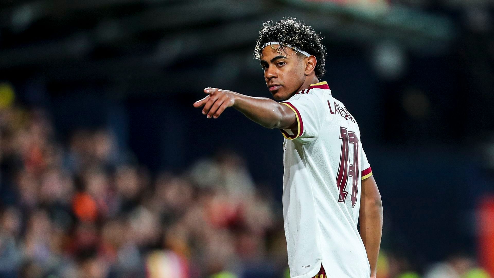 Lamine Yamal, sobre los cánticos contra musulmanes gritados en la grada de Cornellá: "Usar la religión como burla es de ignorantes y racistas" Lamine Yamal, sobre los cánticos contra musulmanes gritados en la grada de Cornellá: "Usar la religión como burla es de ignorantes y racistas"