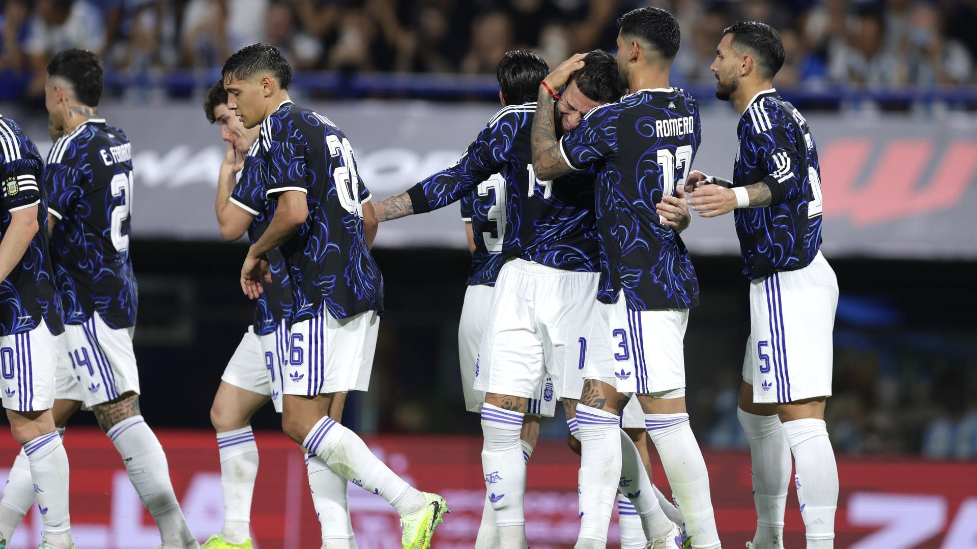 Otamendi celebrando el gol con Argentina