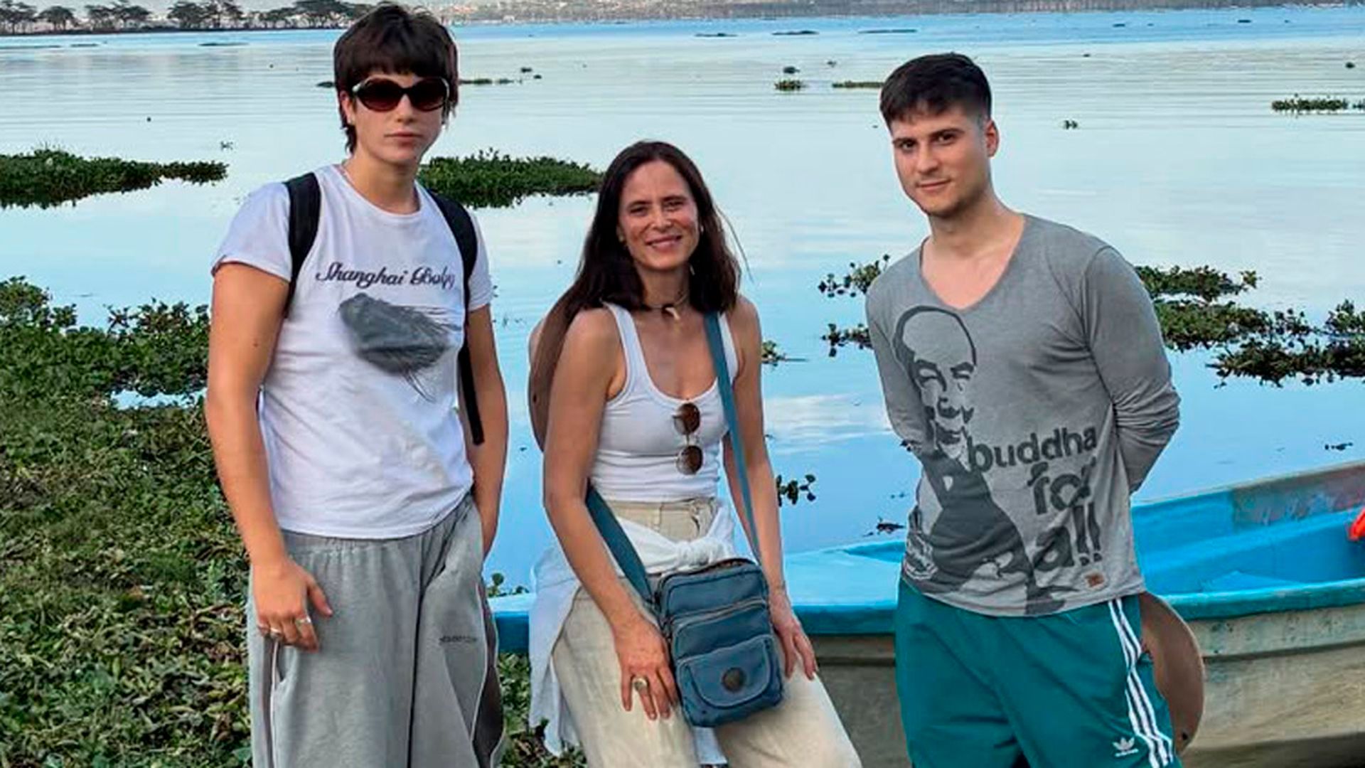 Teo y Bruna Lacadamo, los dos hijos de Aitana Sánchez-Gijón, junto a su madre