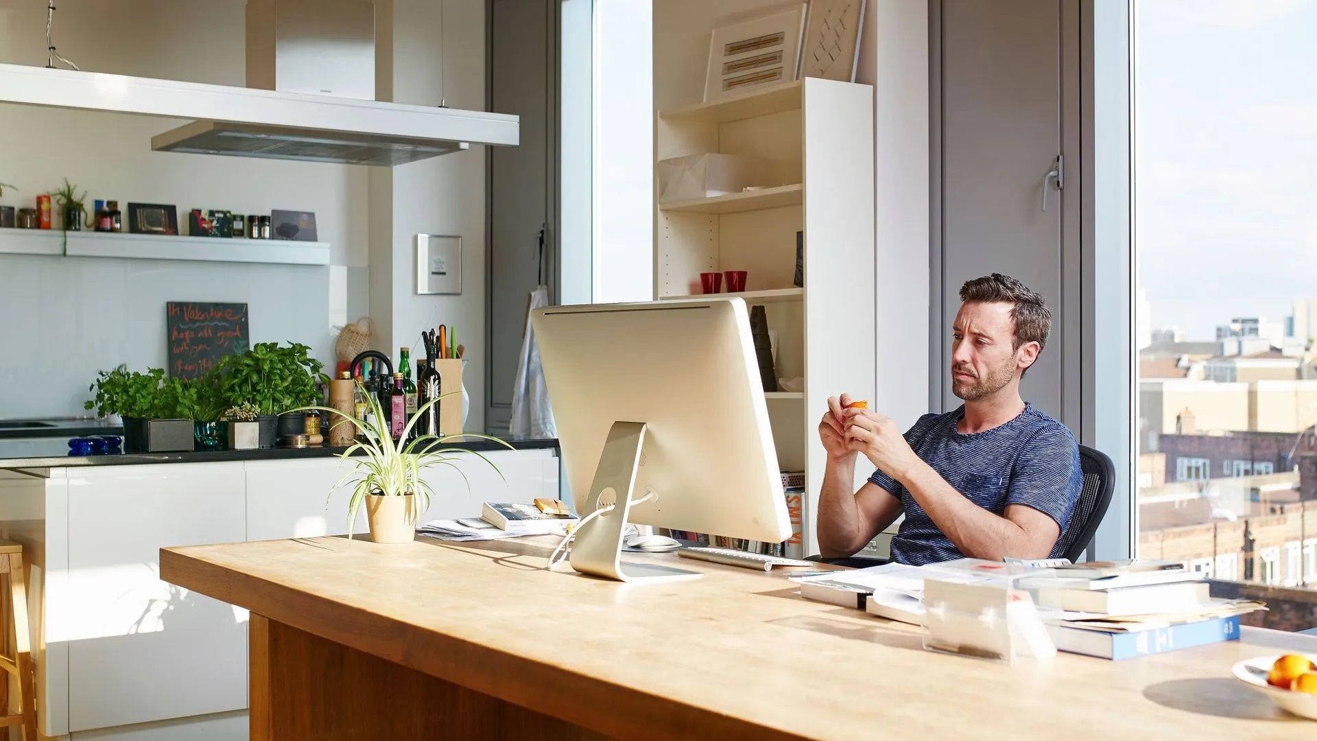 Trabajador durante su teletrabajo