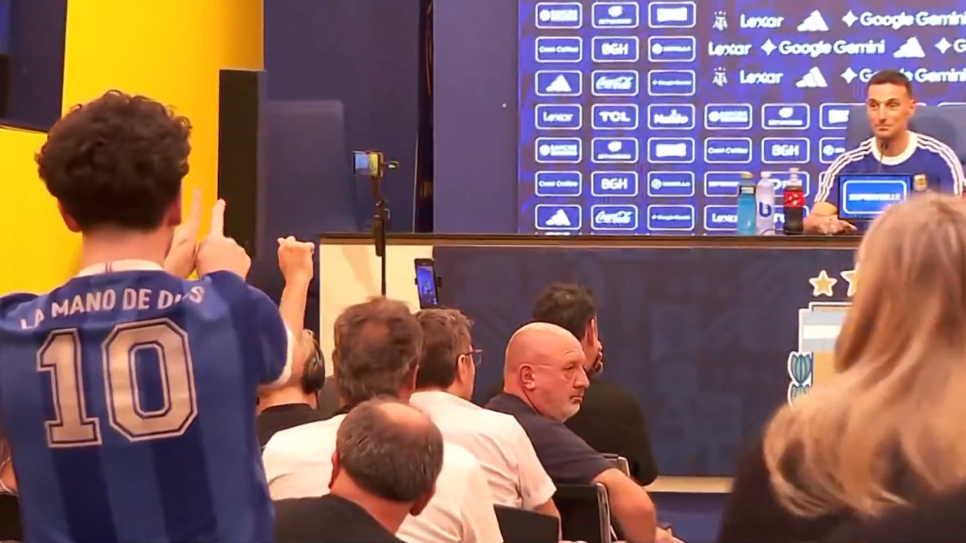 Un aficionado se cuela en la rueda de prensa de Scaloni Un aficionado se cuela en la rueda de prensa de Scaloni