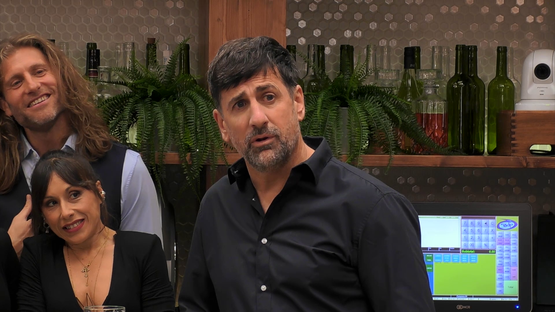 Un soltero recibe a su cita de una manera única imitando a Melendi y ella se queda sin palabras al verlo: 