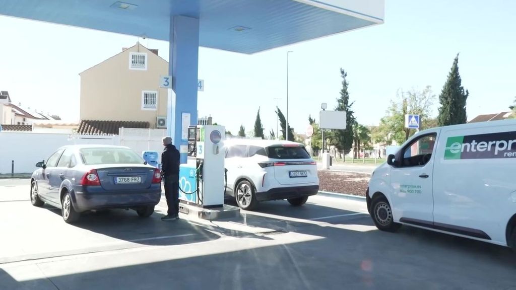 'Víacrucis' de los conductores en las gasolineras en el arranque de la segunda fase de la Semana Santa