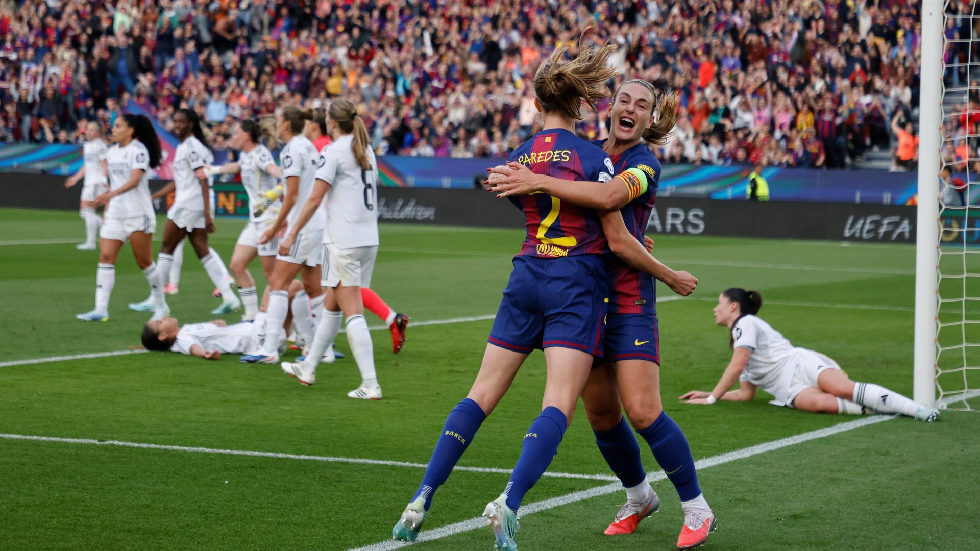 Alexia Putellas e Irene Paredes celebrando un gol contra el Real Madrid
