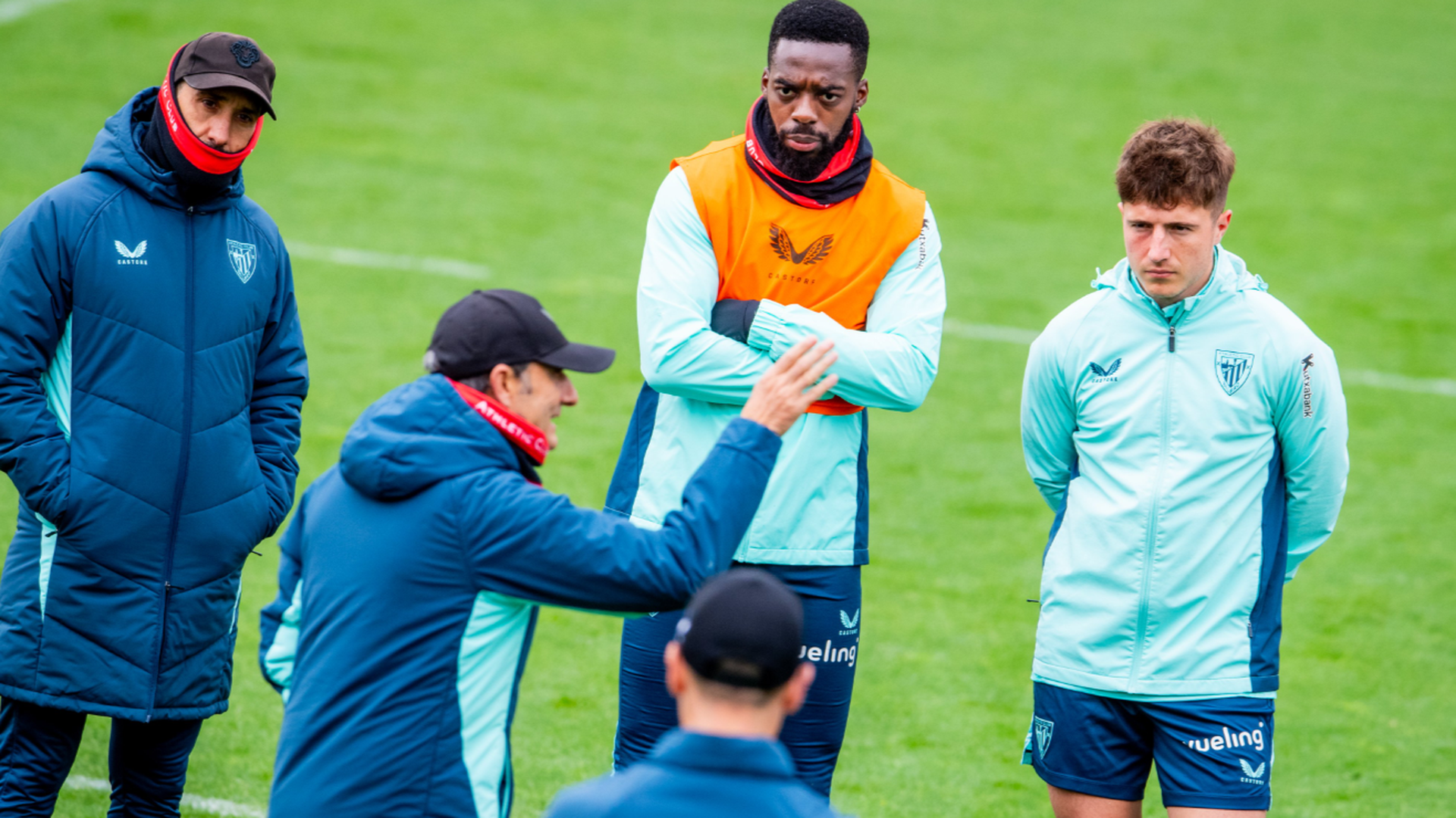 Ernesto Valverde da órdenes a sus jugadores en un entrenamiento