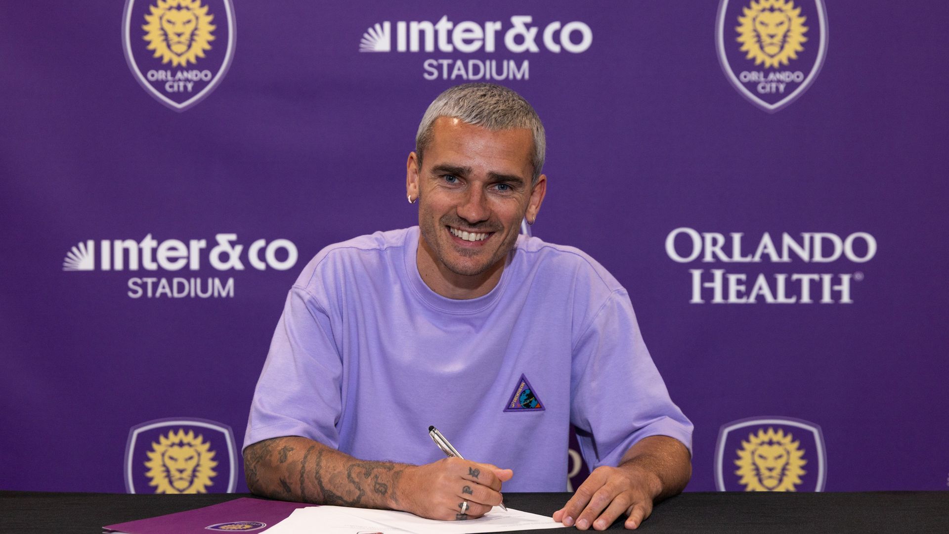 Griezmann firmando con el Orlando City