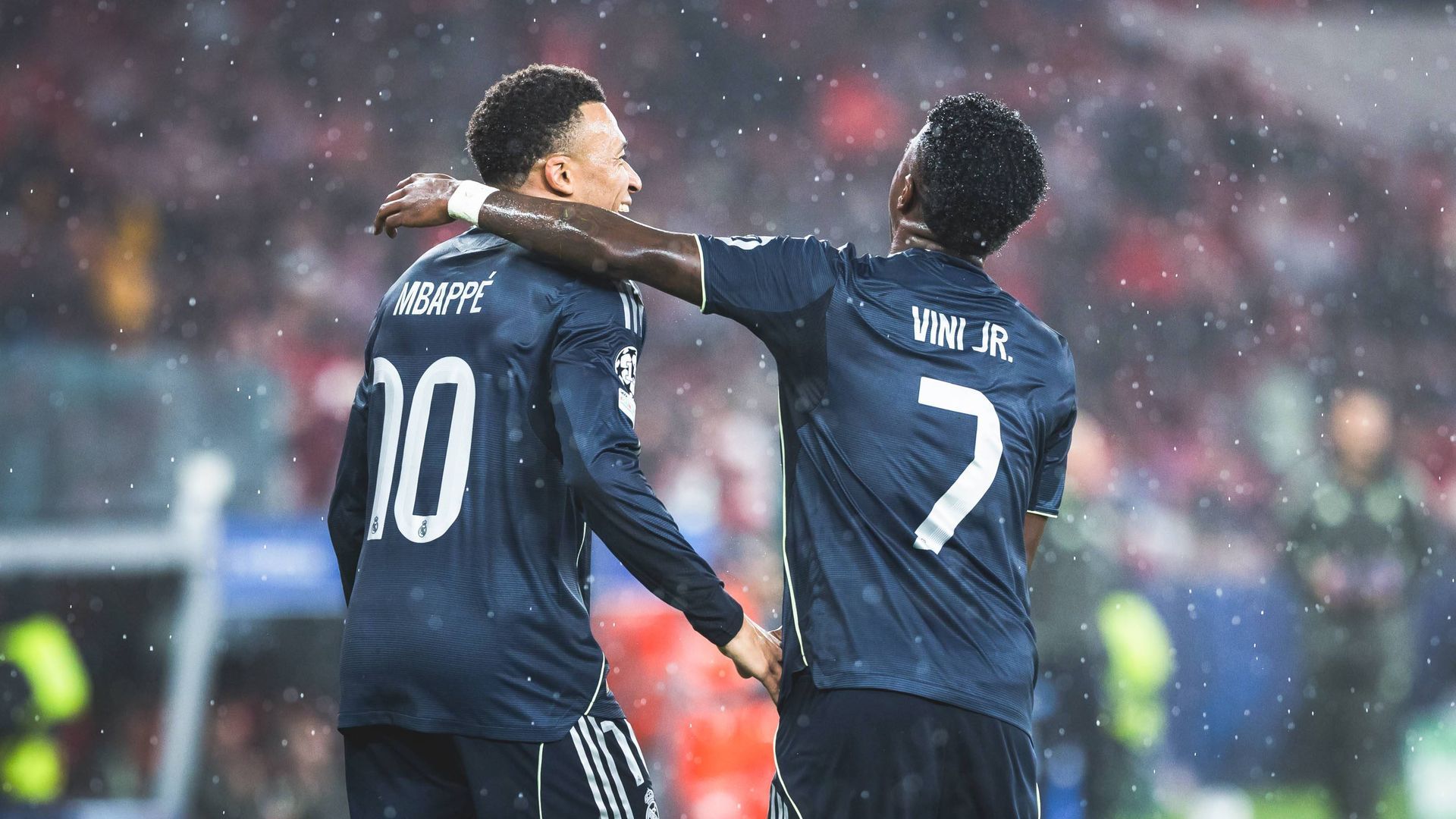 Kylian Mbappé y Vinicius celebrando un gol