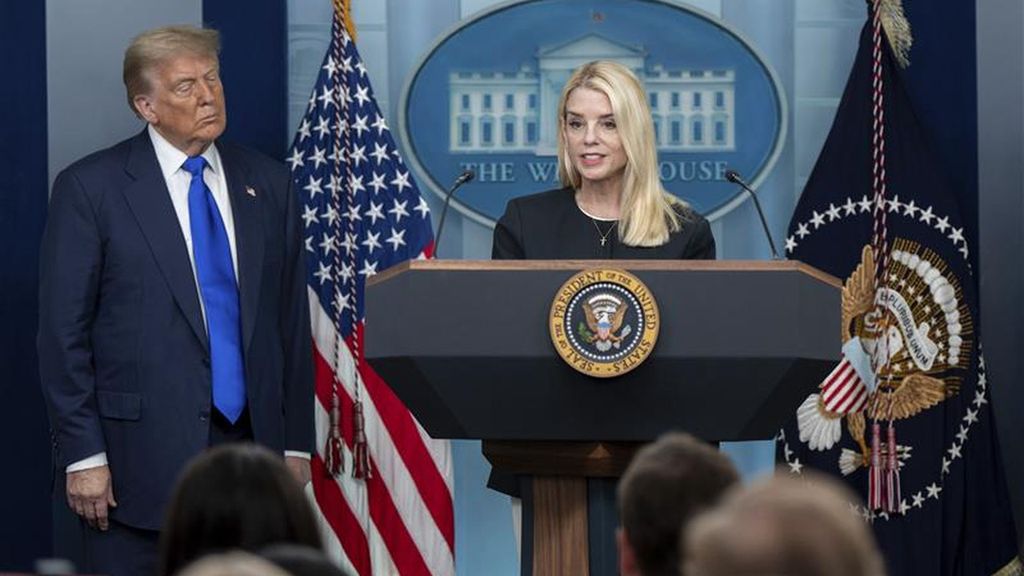 La fiscal general de EEUU, Pam Bondi, abandona el cargo