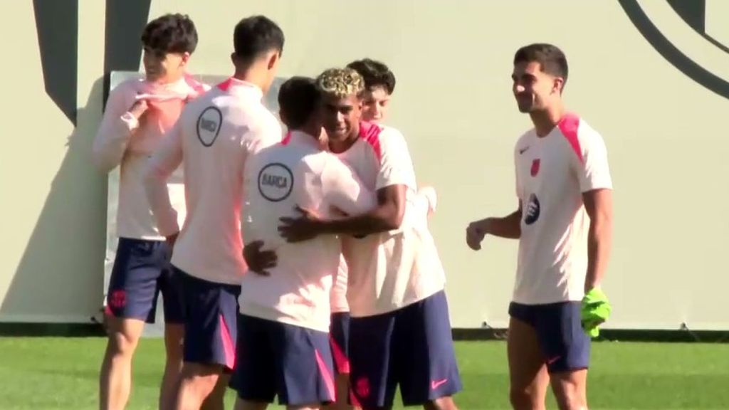 Lamine Yamal, arropado en su vuelta a los entrenamientos con el Barça y con el apoyo de la Generalitat