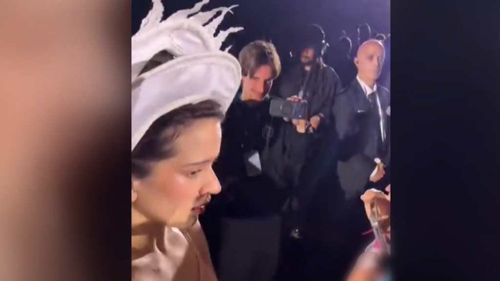 El momento en el que Rosalía se baja del escenario por un niño, en vídeo