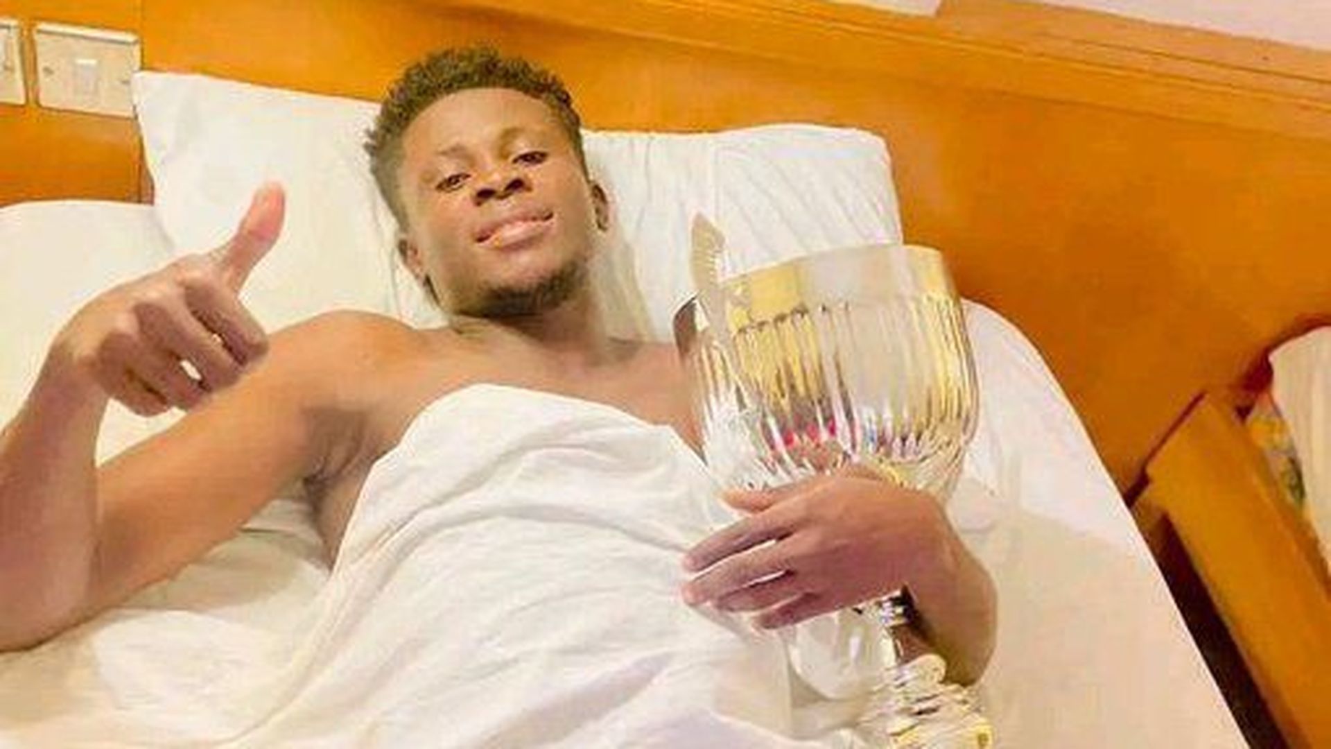 Somuah posando con la Democracy Cup