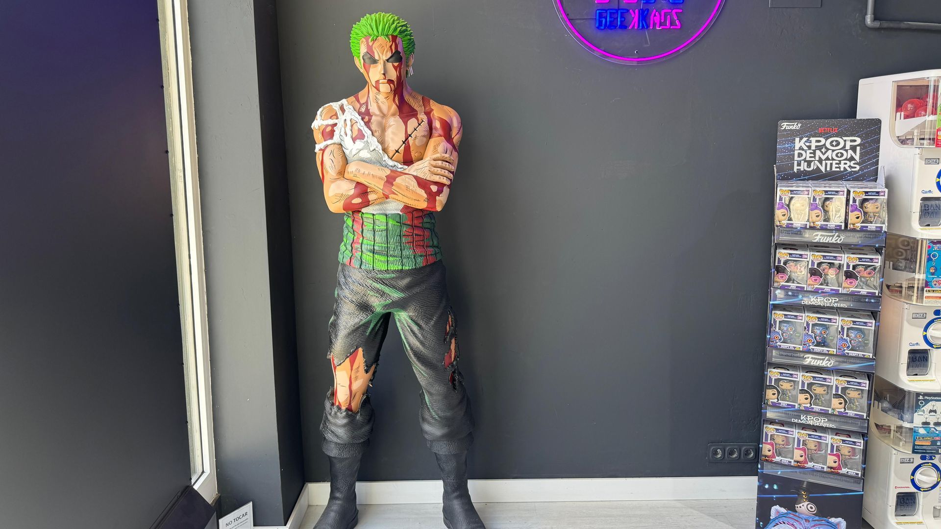 Una figura de dos metros da la bienvenida a la tienda