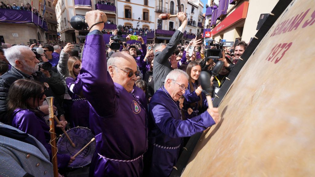 Resines rompe la hora en Calanda con el estruendo de cientos de tambores y bombos en una plaza entregada