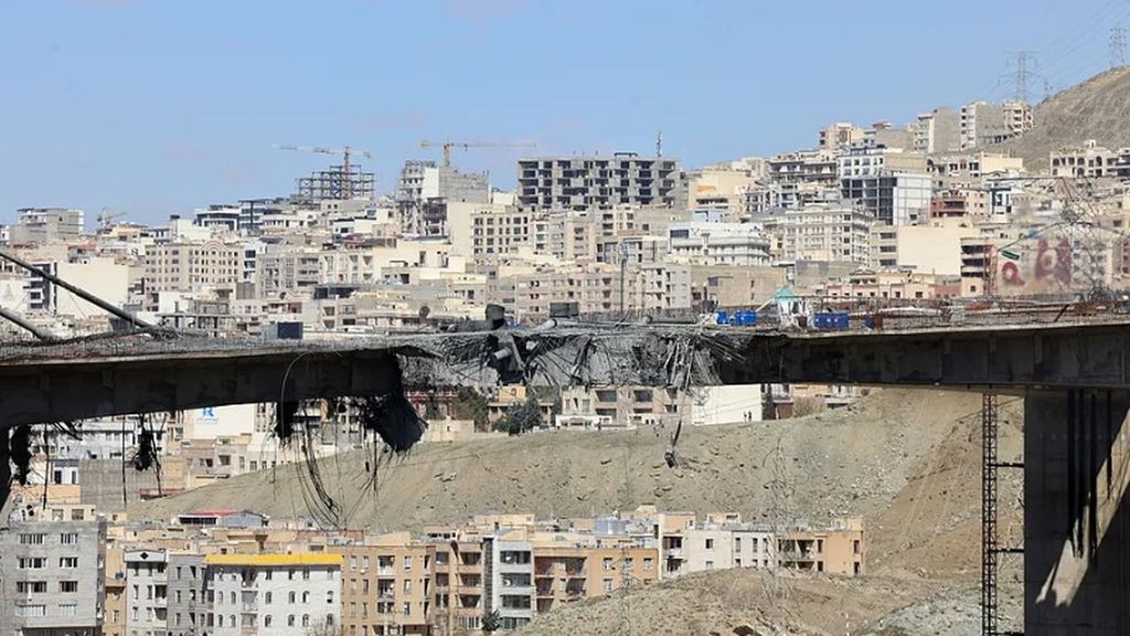 Irán avisa que responderá a la destrucción de sus puentes con ataques de "mayor devastación que antes"