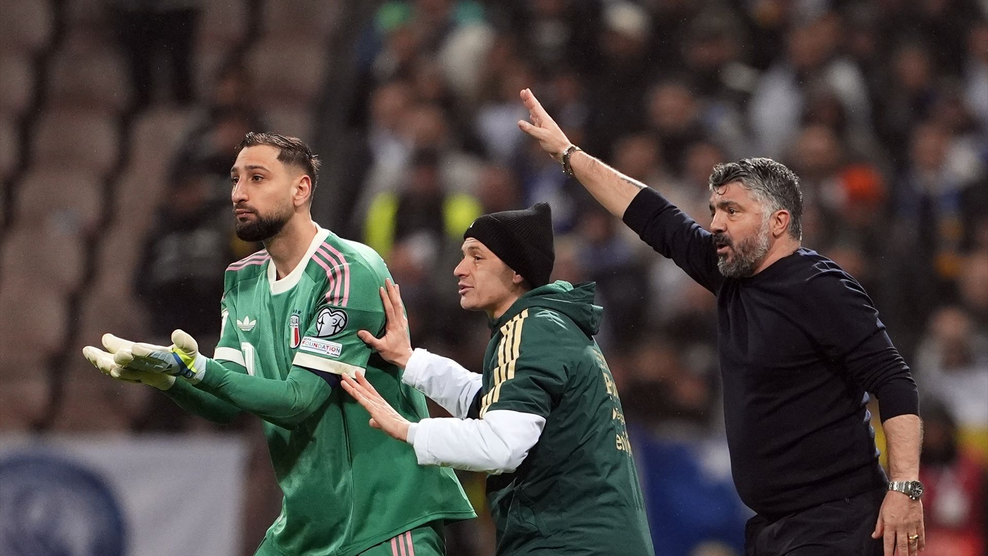 Gennaro Gattuso da instrucciones durante el Bosnia-Italia