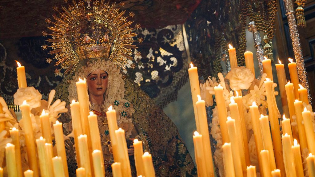 El reencuentro con la Macarena protagoniza una esplendorosa Madrugá de interminables cortejos en Sevilla