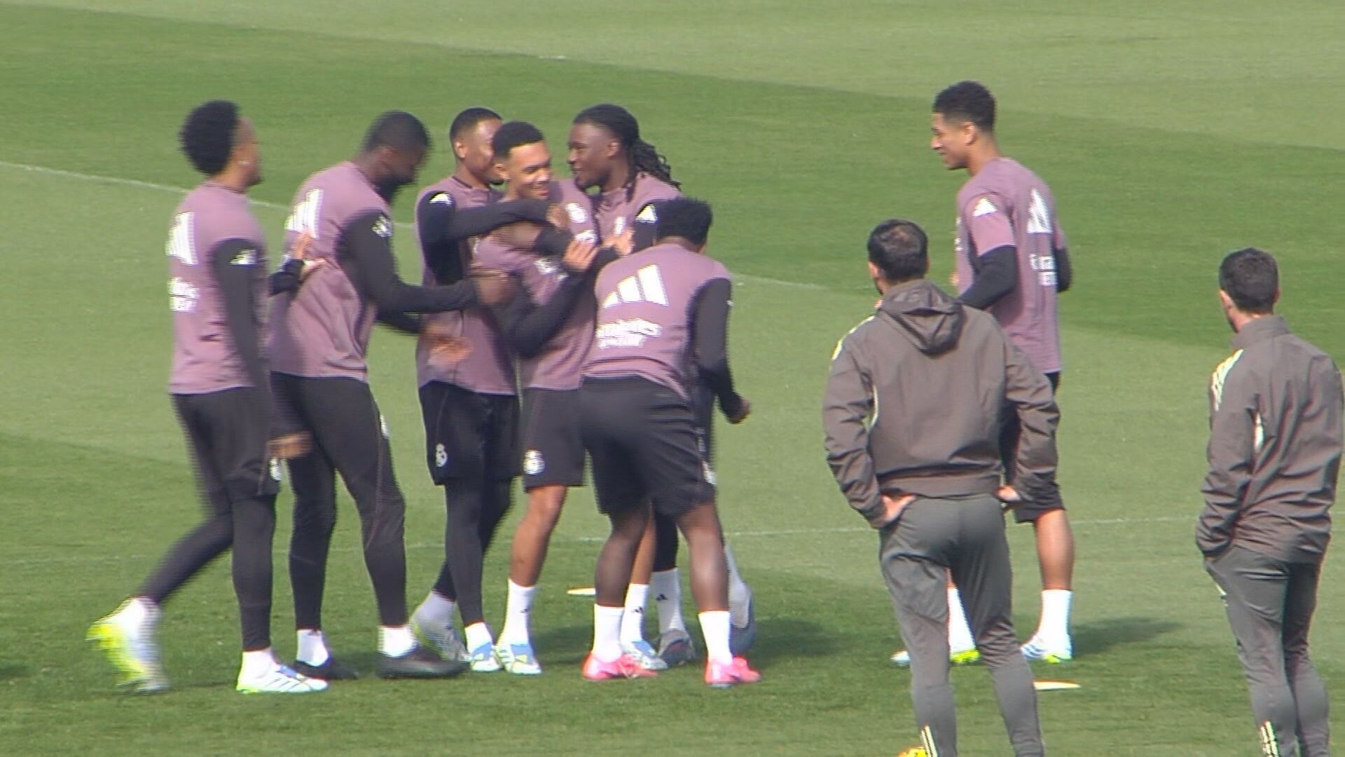 Los compañeros sujetan a Trent