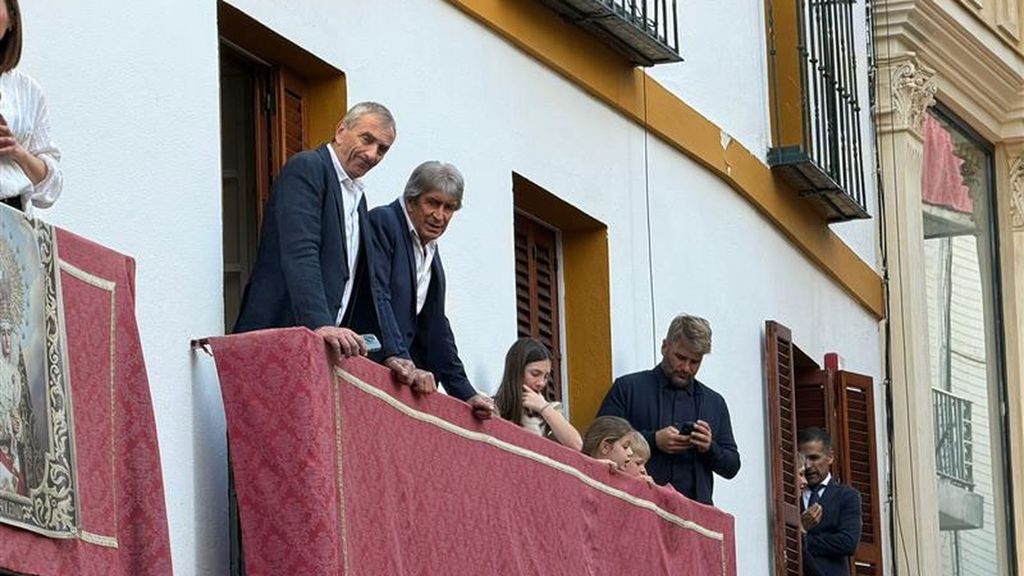 Manuel Pellegrini disfruta de la Semana Santa desde un balcón junto a Cousillas: "Hay que entender la pasión de la gente"