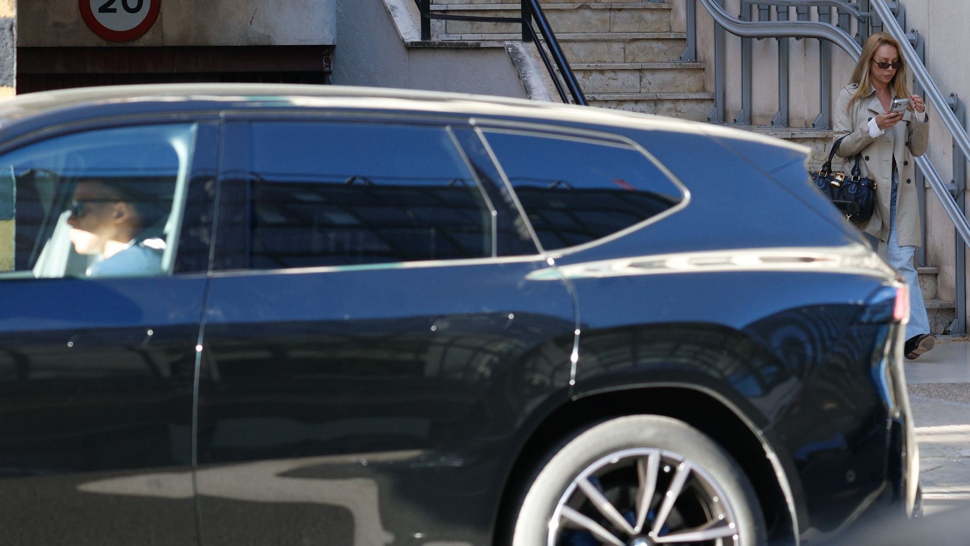 Mbappé recoge a Ester Expósito de su casa