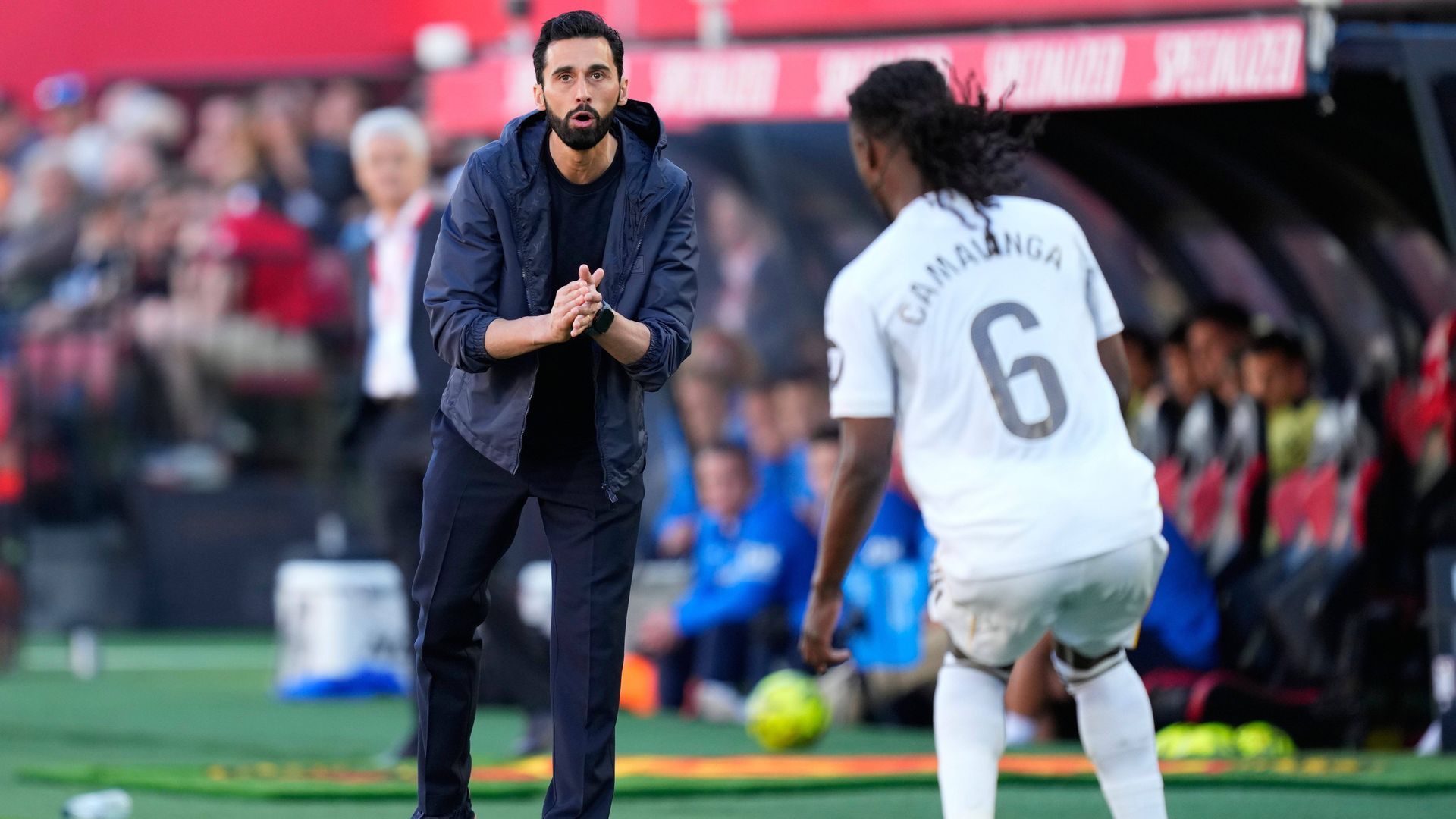 Álvaro Arbeloa aplaude a Camavinga en el Mallorca-Real Madrid