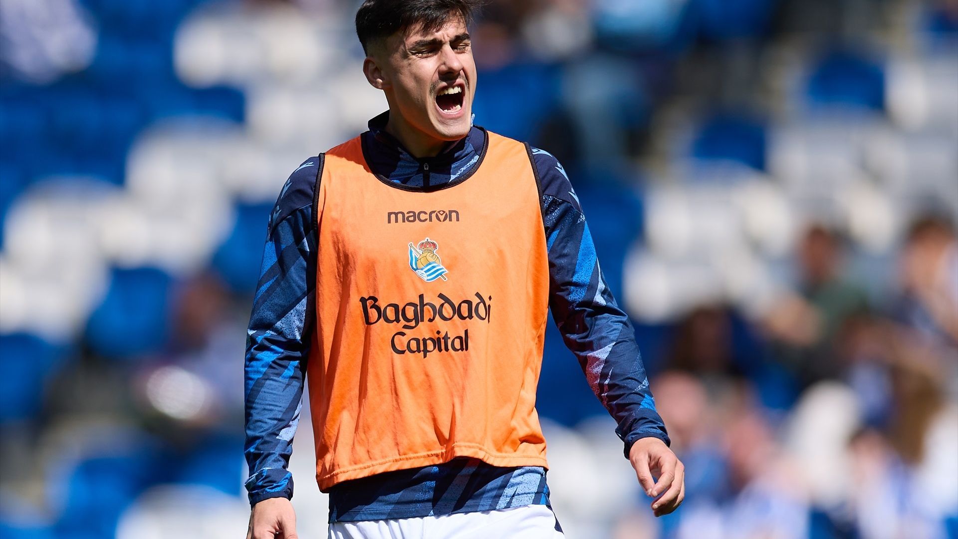 Ander Barrenetxea calienta antes del Real Sociedad-Levante Ander Barrenetxea calienta antes del Real Sociedad-Levante