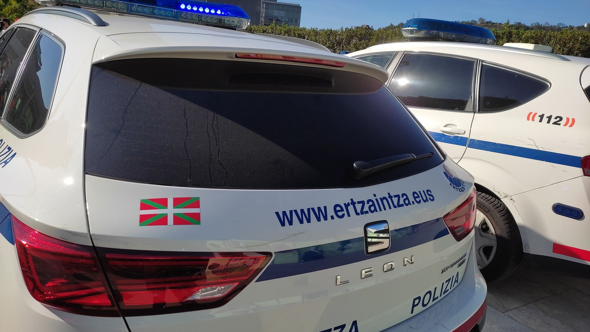 Archivo - Coches patrulla de la Ertzaintza